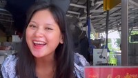 Menjalani bisnis kuliner bersama, Indah Permatasari aktif membantu suaminya. Dirinya juga tak sungkan untuk turun melayani pembeli secara langsung. Foto: Instagram/indahpermatas & instagraam/arie_keriting