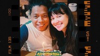 Ulang tahun pertama setelah pernikahan menjadi momen spesial bagi Arie Keriting. Kue manis dengan dekorasi papan bunga yang unik disuguhkan sebagai kejutan oleh Indah Permatasari. Foto: Instagram/indahpermatas & instagraam/arie_keriting