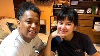 Indah Permatasari dan Arie Keriting dikenal sebagai pasangan yang romantis. Keduanya seringkali menghabiskan waktu untuk makan bersama. Foto: Instagram/indahpermatas & instagraam/arie_keriting
