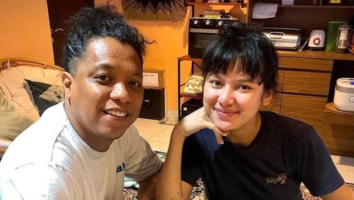 Indah Permatasari dan Arie Keriting Saat Makan Romantis hingga Jualan Pisang