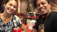 Setiap kali memiliki waktu luang, keduanya selalu memyempatkan diri untuk makan bersama. Salah satunya ketika bertepatan dengan malam Natal yang diisi dengan makan romantis di restoran. Foto: Instagram/indahpermatas & instagraam/arie_keriting