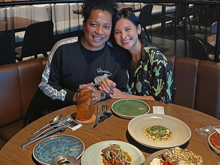 Indah Permatasari dan Arie Keriting Saat Makan Romantis hingga Jualan Pisang