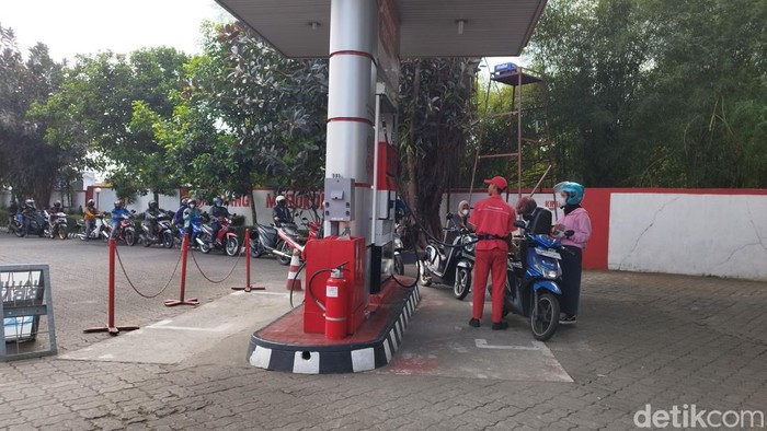 Warga mengantre BBM bersubsidi.
