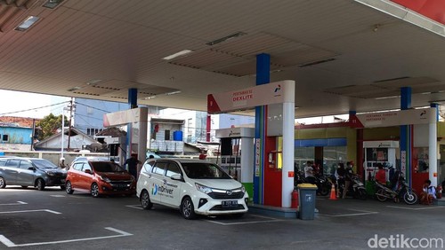 Harga BBM mengalami kenaikan. Stasiun pengisian bahan bakar umum (SPBU) di wilayah Cideng Timur, Jakarta Pusat mengalami antrean yang cukup panjang. (Anggi M/detikcom)