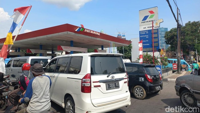 Harga BBM mengalami kenaikan. Stasiun pengisian bahan bakar umum (SPBU) di wilayah Cideng Timur, Jakarta Pusat mengalami antrean yang cukup panjang. (Anggi M/detikcom)