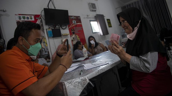 Harga BBM Resmi Naik, Warga Jakarta Mulai Terima BLT Rp 600 ribu Petugas PT Pos Indonesia (Persero) mengecek berkas calon penerima bantuan langsung tunai (BLT) pengalihan subsidi BBM tahap pertama di Gambir, Jakarta Pusat, Jumat (2/9/2022). BLT pengalihan subsidi dengan total Rp600 ribu yang dicairkan menjadi dua tahap (pertahap Rp300 ribu) tersebut mulai didistribusikan kepada penerima manfaat. ANTARA FOTO/Sigid Kurniawan/foc.