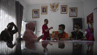 Warga penerima bantuan langsung tunai (BLT) pengalihan subsidi BBM tahap pertama menunjukkan uang yang ia terima di Gambir, Jakarta Pusat, Jumat (2/9/2022).  