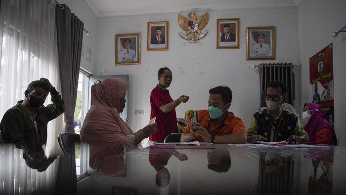 Harga BBM Resmi Naik, Warga Jakarta Mulai Terima BLT Rp 600 ribu Petugas PT Pos Indonesia (Persero) mengecek berkas calon penerima bantuan langsung tunai (BLT) pengalihan subsidi BBM tahap pertama di Gambir, Jakarta Pusat, Jumat (2/9/2022). BLT pengalihan subsidi dengan total Rp600 ribu yang dicairkan menjadi dua tahap (pertahap Rp300 ribu) tersebut mulai didistribusikan kepada penerima manfaat. ANTARA FOTO/Sigid Kurniawan/foc.