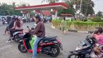 Harga Pertalite Sudah Naik, Warga Tetap Serbu SPBU di Bekasi