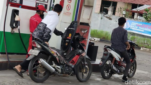 Pengendara motor mengantre di SPBU Pondok Gede, Bekasi, Sabtu (3/9/2022).
