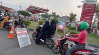 Antrean kendaraan roda dua dan roda empat masih mengular hingga ke jalan meski waktu sudah melewati pukul 14.30 WIB.  