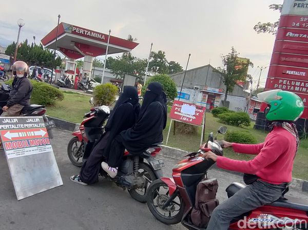 Harga Pertalite Sudah Naik, Warga Tetap Serbu SPBU di Bekasi