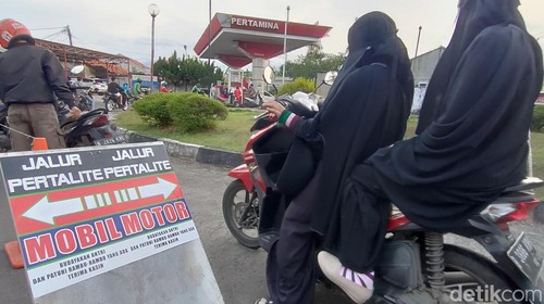 Pengendara motor mengantre di SPBU Pondok Gede, Bekasi, Sabtu (3/9/2022).