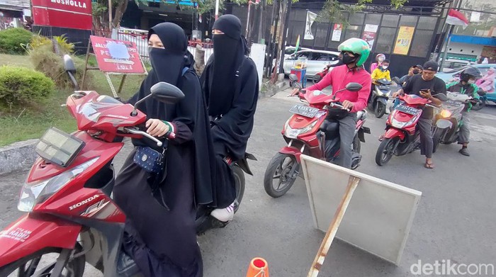 Harga Pertalite Sudah Naik, SPBU di Bekasi Tetap Diserbu Warga Pengendara motor mengantre di SPBU Pondok Gede, Bekasi, Sabtu (3/9/2022).