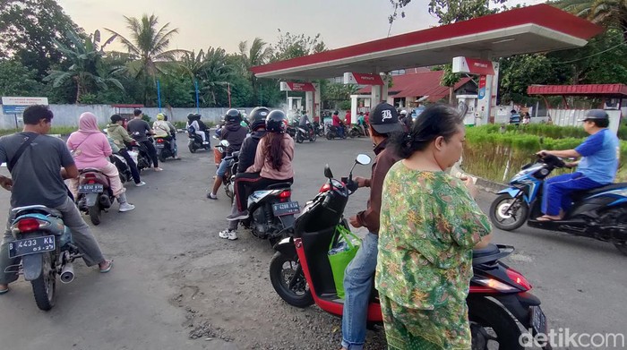 Pengendara motor mengantre di SPBU Pondok Gede, Bekasi, Sabtu (3/9/2022).