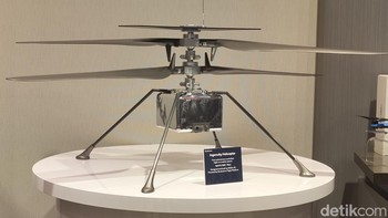 Replika Ingenuity, helikopter yang kini sedang bertugas di Planet Mars. Ingenuity adalah helikopter otonom pertama yang terbang di planet asing. Ingenuity diberi otak yaitu Qualcomm Snapdragon 801 khusus untuk Qualcomm Flight Platform. Foto: Fitraya Ramadhanny/detikcom