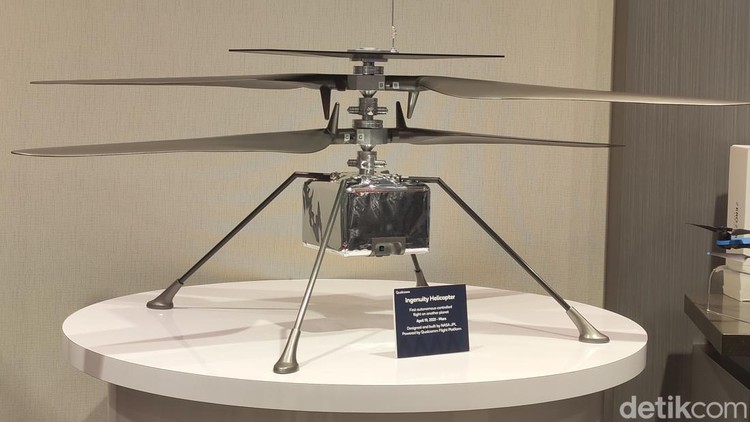 Helikopter Ingenuity Untuk di Planet Mars Replika Helikopter Ingenuity Untuk di Planet Mars yang ada di kantor pusat Qualcomm di San Diego, Amerika.