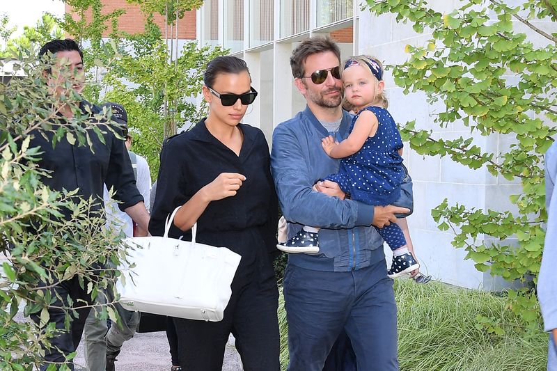 Irina Shayk dan Bradley Cooper VENICE, ITALY - AUGUST 30: Bradley Cooper, Irina Shayk and their daughter Lea are seen arriving at the 75th Venice Film Festival on August 30, 2018 in Venice, Italy. (Photo by Photopix/GC Images)
