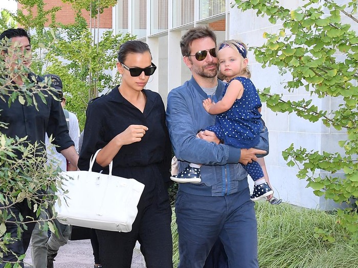 Irina Shayk dan Bradley Cooper NEW YORK, NY - OCTOBER 04: Actor Bradley Cooper and Irina Shayk are seen walking in soho on October 4, 2018 in New York City. (Photo by Raymond Hall/GC Images)