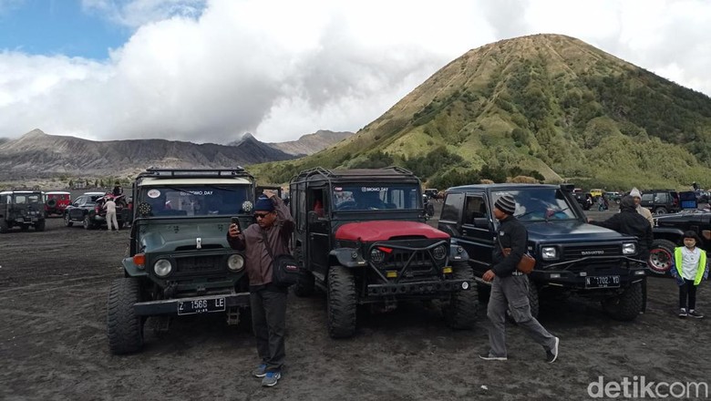 Jeep di wisata Gunung Bromo yang tarifnya segera menyesuaikan kenaikan tarif BBM.