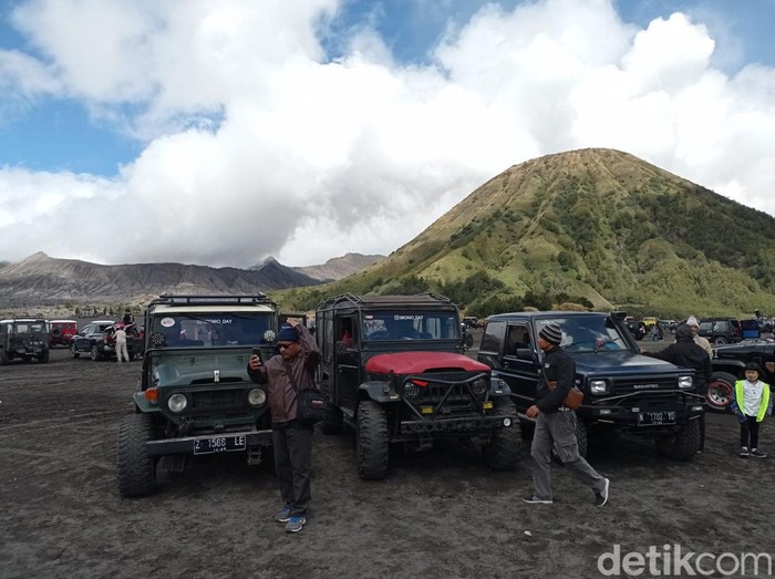 Jeep di wisata Gunung Bromo yang tarifnya segera menyesuaikan kenaikan tarif BBM.