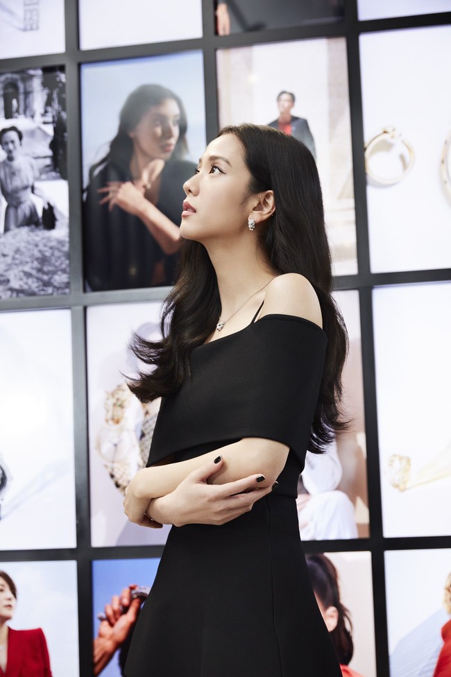 Visual grup BLACKPINK itu terlihat elegan memakai dress hitam model off shoulder. Tampil serba hitam ala cewek mamba, Jisoo memakai stiletto hitam mengkilap. Foto: dok. Instagram @sooyaaa__