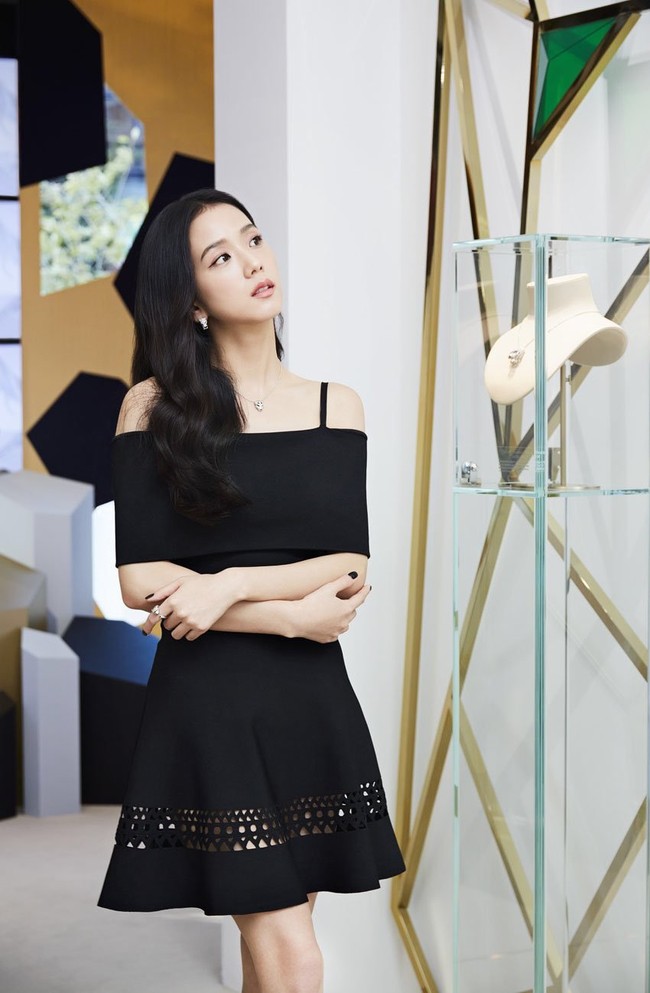 Harga koleksi perhiasan Jisoo BLACKPINK bahkan mencapai Rp 1 miliar. Dimulai dari anting-anting bergambar kepala panther seharga $41,900 (Rp 624 jutaan), kalung seharga $25,000 (Rp 372 jutaan), dan cincin $7,050 dollar (Rp 105 jutaan). Foto: dok. Instagram @sooyaaa__