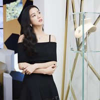 Harga koleksi perhiasan Jisoo BLACKPINK bahkan mencapai Rp 1 miliar. Dimulai dari anting-anting bergambar kepala panther seharga $41,900 (Rp 624 jutaan), kalung seharga $25,000 (Rp 372 jutaan), dan cincin $7,050 dollar (Rp 105 jutaan). Foto: dok. Instagram @sooyaaa__