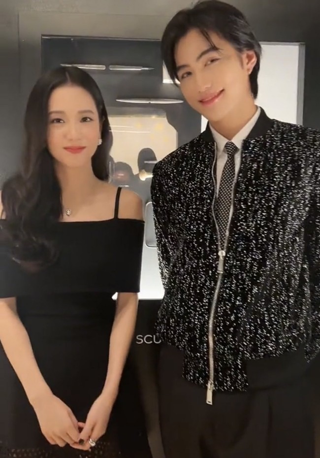 Acara tersebut juga dihadiri Shuzo Oshira, model dan aktor Jepang yang merupakan penggemar berat Jisoo BLACKPINK. Personel grup BLACKPINK itu terlihat malu-malu saat diajak foto bersama seperti yang terlihat dalam video TikTok unggahan Shuzo. Foto: dok. Instagram @sooyaaa__