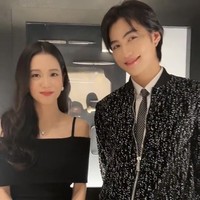 Acara tersebut juga dihadiri Shuzo Oshira, model dan aktor Jepang yang merupakan penggemar berat Jisoo BLACKPINK. Personel grup BLACKPINK itu terlihat malu-malu saat diajak foto bersama seperti yang terlihat dalam video TikTok unggahan Shuzo. Foto: dok. Instagram @sooyaaa__