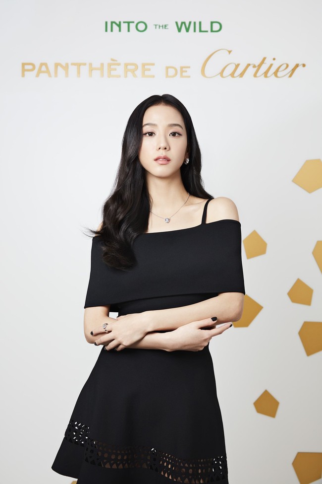 Harga dress hitam Jisoo BLACKPINK pun mencuri perhatian. ‘Off Shoulder Vienne Dress’ dari ALAIA dibanderol dengan harga fantastis mencapai $3,040 (Rp 45 jutaan). Foto: dok. Instagram @sooyaaa__