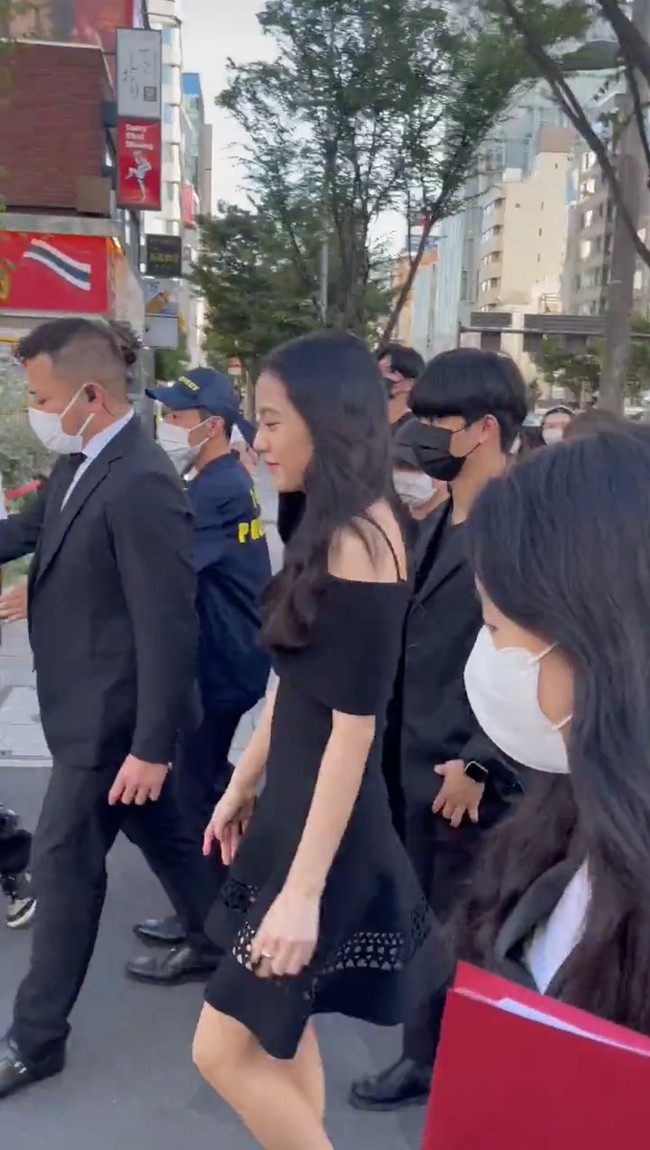 Jisoo BLACKPINK menghadiri acara Cartier di tengah jadwal yang padat. Belum 24 jam tiba dari New York, Amerika Serikat, Jisoo harus terbang ke Tokyo, Jepang untuk menghadiri acara pop-up store Cartier pada Rabu (31/8/2022). Penampilannya telah mencuri perhatian sejak turun dari mobil. Foto: dok. Instagram @sooyaaa__