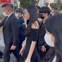 Jisoo BLACKPINK menghadiri acara Cartier di tengah jadwal yang padat. Belum 24 jam tiba dari New York, Amerika Serikat, Jisoo harus terbang ke Tokyo, Jepang untuk menghadiri acara pop-up store Cartier pada Rabu (31/8/2022). Penampilannya telah mencuri perhatian sejak turun dari mobil. Foto: dok. Instagram @sooyaaa__