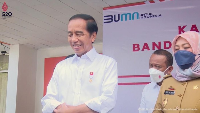 Jokowi Bagi-bagi BLT BBM di Lampung