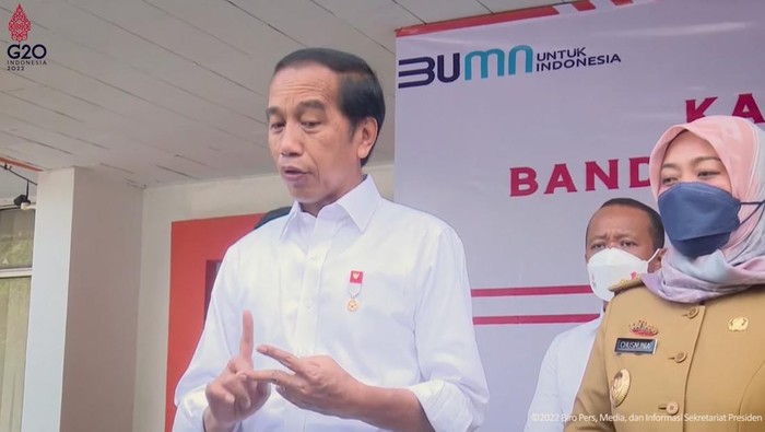 Jokowi Bagi-bagi BLT BBM di Lampung