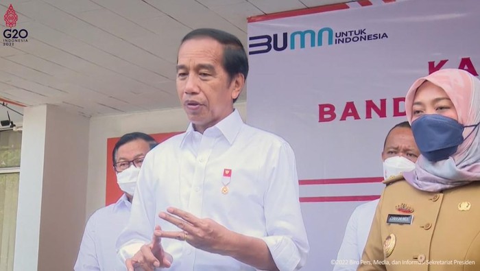 Jokowi Bagi-bagi BLT BBM di Lampung