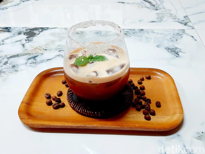 Kafe di Karawang racik kopi jadi koktail versi halal.