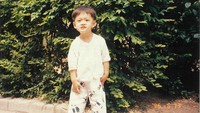 Kado tersebut berupa foto-foto masa kecil Kang Tae Oh. Foto: (Dok. Agensi Man of Creation)