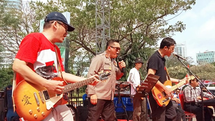 Kapolda Metro Jaya Irjen Fadil Imran bernyanyi di arena street race Kemayoran, Jakarta Pusat, Sabtu (3/9/2022). Sumber foto: Aries Wijaksena, gitaris The Ayayay.