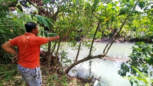 Kepala Lingkungan Samblong I Gede Utamayasa, menunjukkan TKP korban tenggelam, Sungai Samblong, Jembrana, Bali, Sabtu (3/9/2022).