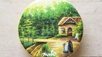 Adem banget! Lukisan ini memperlihatkan rumah di tengah kebun yang sedang dihampiri 2 ekor penguin. Cantik ya?