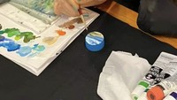 Wanita lulusan universitas seni Kyoto Saga ini menghadirkan detail yang sangat realistis dalam setiap lukisannya. Ia menggunakan kuas berbulu super halus dan kecil untuk melukis.