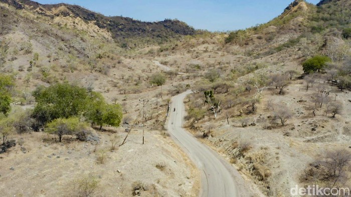 Seperti ini akses jalan menuju Kota Wini di Kabupaten Timor Tengah Utara, Provinsi NTT. Jalanan menuju Wini melewati bukit yang berkelok-kelok.