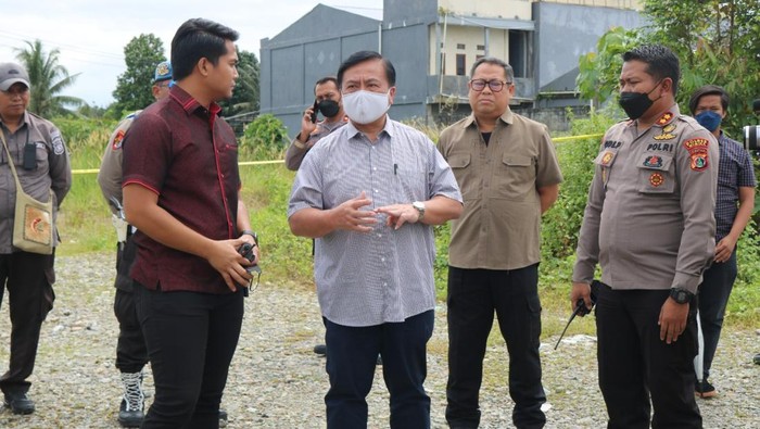 Ketua Harian Kompolnas Benny Mamoto saat meninjau TKP kasus mutilasi di Mimika, Papua.