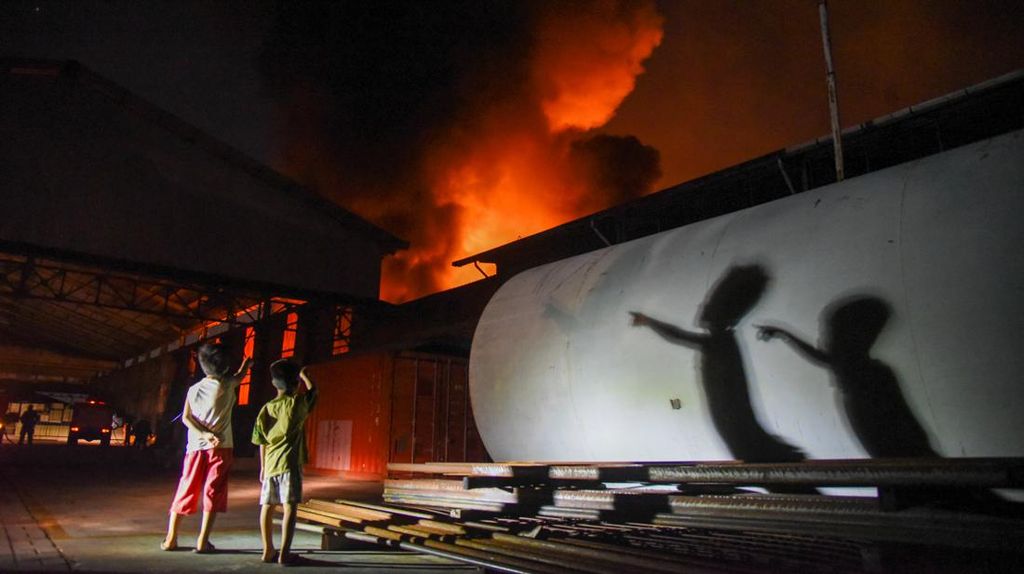 Kobaran Api Lahap Pabrik Plastik di Deli Serdang, Sumut