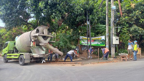 Kondisi perbaikan di Jalan Srikandi Sambangan, terlihat beberapa petugas proyek sedang melakukan aktivitas, Sabtu (3/9/2022).