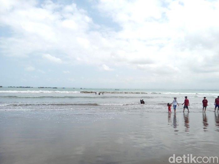 Kondisi terkini pantai Pangandaran, ombak sudah normal.
