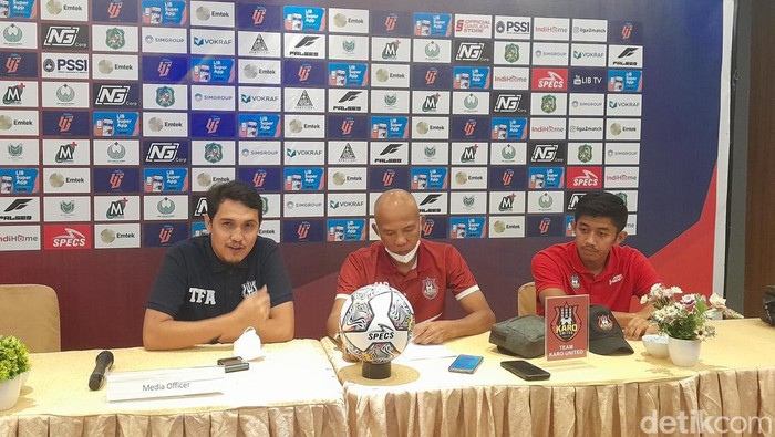 Pelatih Karo United Suharto AD (tengah) dan pemain Kardinata Tarigan (kanan) saat Konfrensi pers jelang laga melawan Perserang (Nizar Aldi/detikSumut)