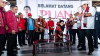 Puan Maharani menandatangani prasasti penanaman 700 bibit pohon di Tugu Toga Aritonang, Kecamatan Muara, Kabupaten Tapanuli Utara.   