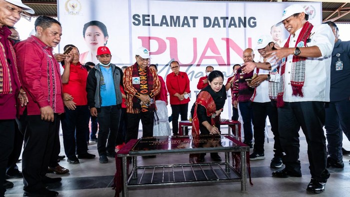 Puan menanam bibit pohon mangga di Tugu Toga Aritonang, Kecamatan Muara, Kabupaten Tapanuli Utara, Sumatera Utara, Kamis (1/9/2022).